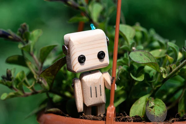 Robotun tahta oyuncağı. Ekoloji teknolojisi konsepti. Geri dönüştürülmüş materyaller.