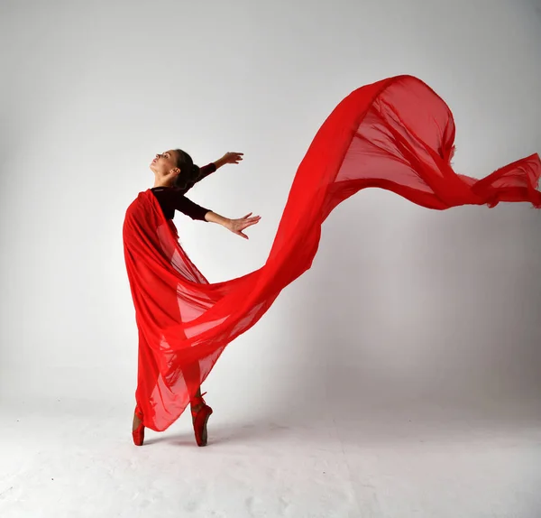 Hermosa Chica Rojo Pareo Bailando Sobre Amor —  Fotos de Stock