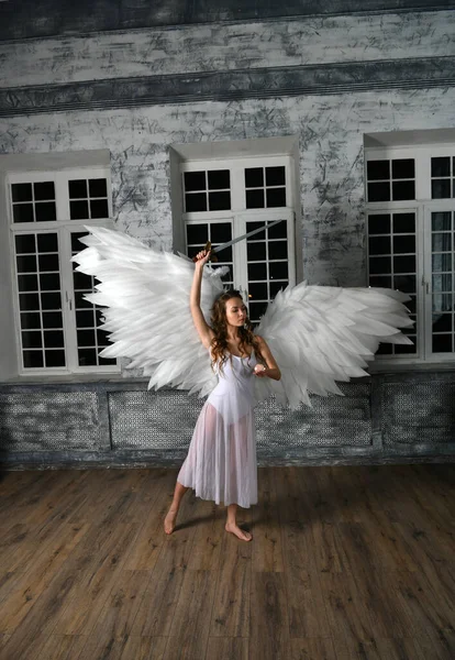 Menina Branco Com Asas Brancas Anjo Com Uma Espada Retribuição — Fotografia de Stock