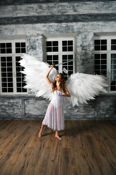 Menina Branco Com Asas Brancas Anjo Com Uma Espada Retribuição — Fotografia de Stock