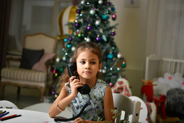 Красивая Девушка Звонит Санта Клаусу Перед Рождеством — стоковое фото