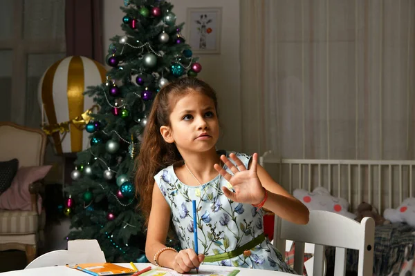 Красивая Девушка Пишет Пожелания Перед Рождеством — стоковое фото