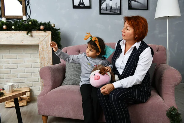 Grand Mère Petite Fille Jouent Dans Crèche — Photo