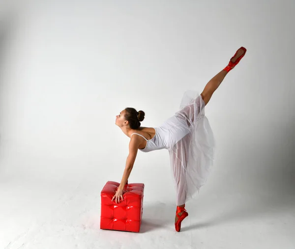 Bailarina Vestido Branco Pointes Vermelho Cubo Vermelho — Fotografia de Stock