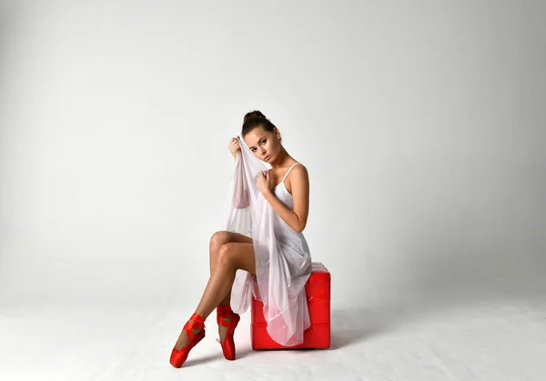 Bailarina Vestido Branco Pointes Vermelho Cubo Vermelho — Fotografia de Stock