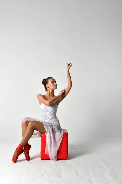 穿着白衣 红尖头 红立方体的芭蕾舞演员 — 图库照片