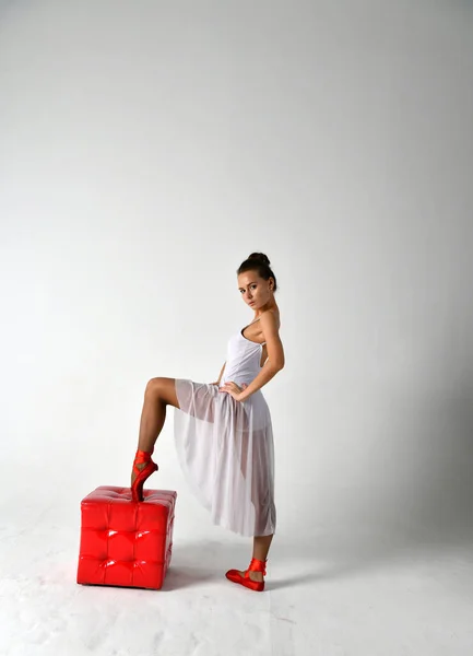 Балерина Белом Платье Красные Пуанты Красный Куб — стоковое фото
