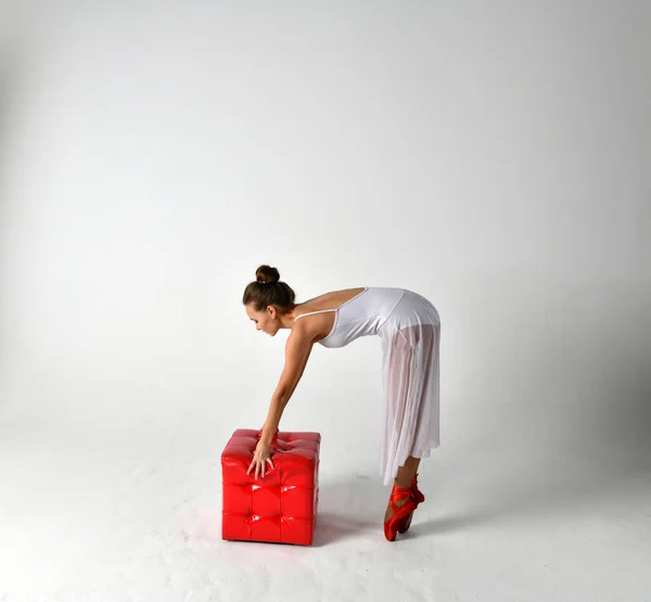Bailarina Vestido Blanco Puntas Rojas Cubo Rojo — Foto de Stock