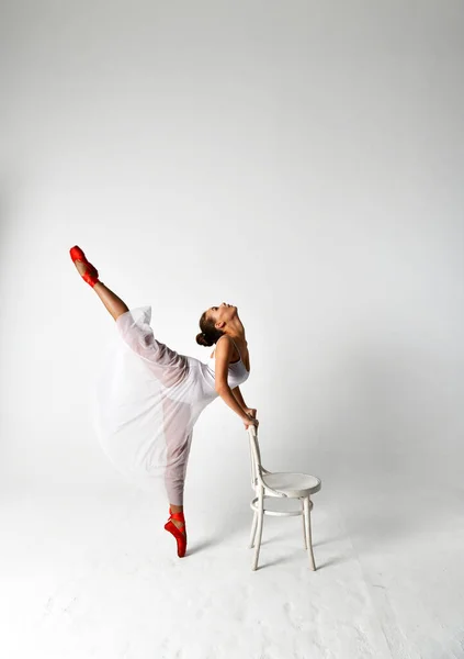 Ballerina Abito Bianco Scarpe Punta Rosse Una Sedia Bianca Sfondo — Foto Stock