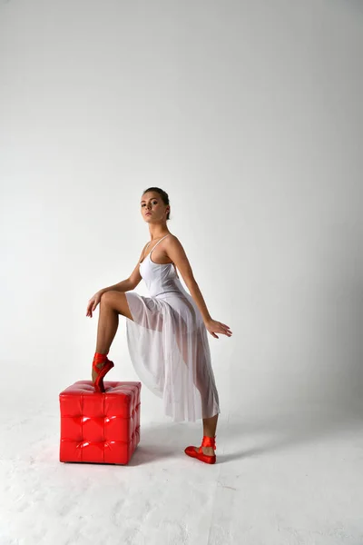 Bailarina Vestido Branco Sapatos Pontiagudos Vermelhos Uma Cadeira Branca Fundo — Fotografia de Stock