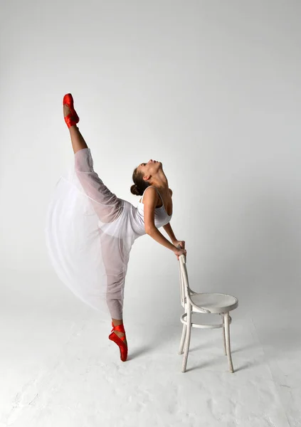Bailarina Vestido Blanco Zapatos Punta Roja Una Silla Blanca Sobre —  Fotos de Stock
