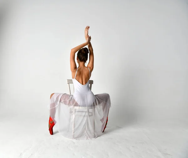 Балерина Белом Платье Красные Пуанты Обувь Белый Стул Белом Фоне — стоковое фото