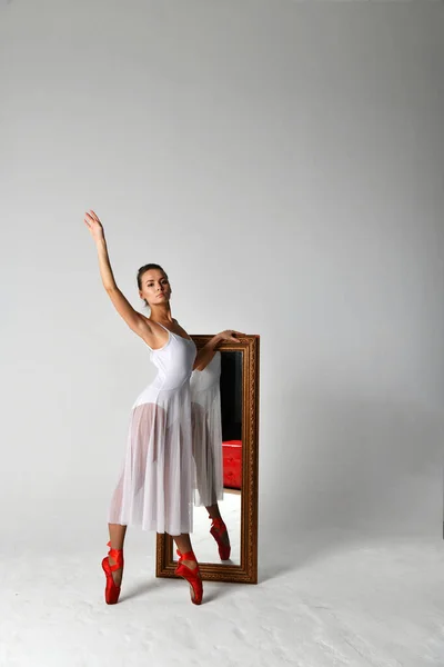Bailarina Vestido Branco Pointes Vermelho Espelho Fundo Branco — Fotografia de Stock