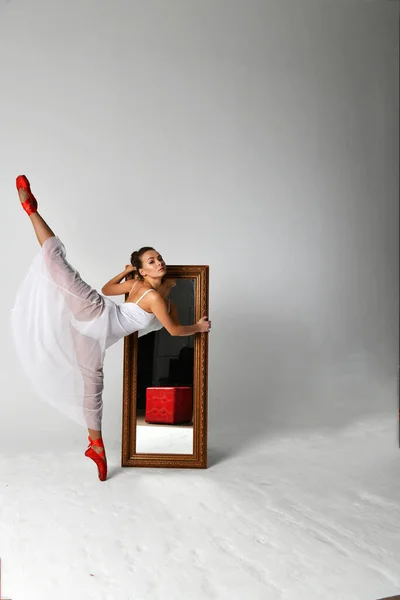 Bailarina Vestido Branco Pointes Vermelho Espelho Fundo Branco — Fotografia de Stock