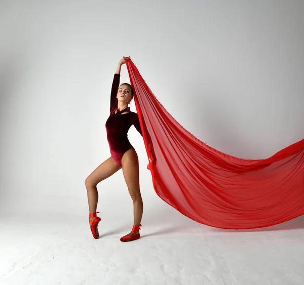 Gimnasta Traje Rojo Bailando Con Pareo Rojo Sobre Fondo Blanco — Foto de Stock