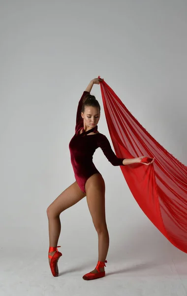 Gymnaste Costume Rouge Dansant Avec Paréo Rouge Sur Fond Blanc — Photo