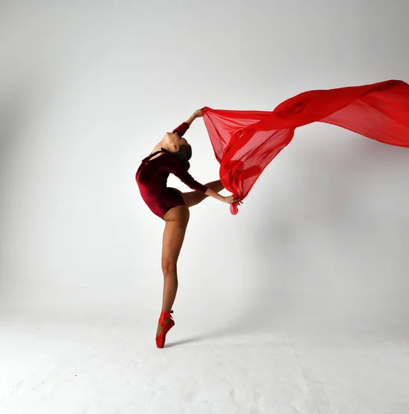 Gymnastka Červeném Obleku Tanec Červeným Pareo Bílém Pozadí — Stock fotografie