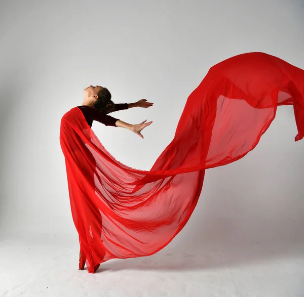 Ginasta Terno Vermelho Dançando Com Pareo Vermelho Fundo Branco — Fotografia de Stock