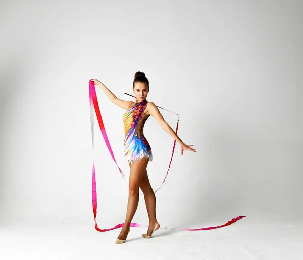 Gymnaste Costume Lumineux Dansant Avec Ruban Rouge Sur Fond Blanc — Photo