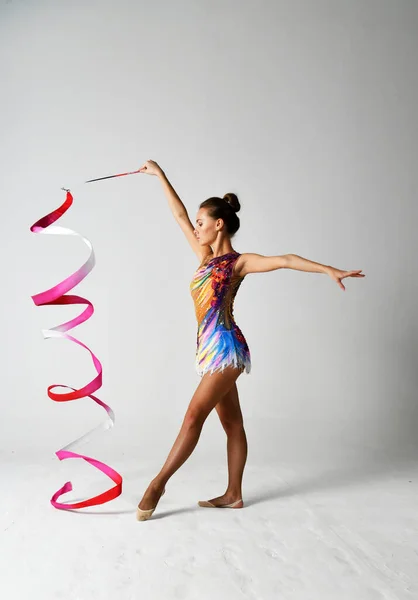 Gymnaste Costume Lumineux Dansant Avec Ruban Rouge Sur Fond Blanc — Photo
