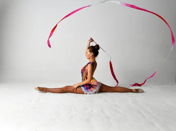 Gimnastyczka Jasnym Garniturze Tańcząca Czerwoną Wstążką Białym Tle — Zdjęcie stockowe