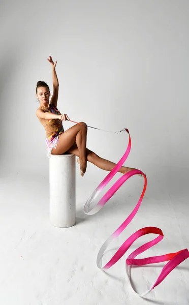 Gymnastka Jasném Obleku Tanec Červenou Stuhou Bílém Pozadí — Stock fotografie