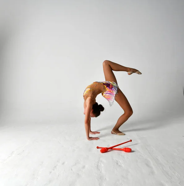 Gimnastyczka Jasnym Garniturze Tańcząca Czerwonymi Klubami — Zdjęcie stockowe