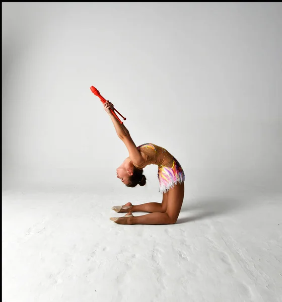 Gymnastka Jasném Obleku Tančí Červenými Holemi — Stock fotografie