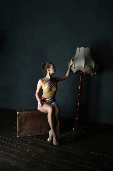 Gymnaste Costume Brillant Sur Une Valise Marron Lampadaire Ancien — Photo