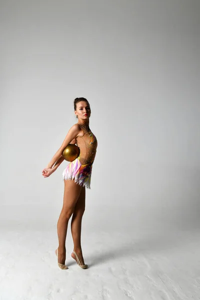 Gymnaste Dans Costume Lumineux Joue Une Boule Sur Fond Blanc — Photo