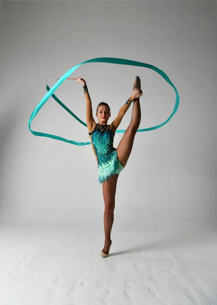 Gymnastka Modrém Obleku Modrou Stuhou Tančí — Stock fotografie