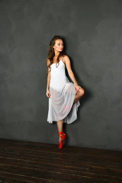 Χορευτική Μπαλαρίνα Λευκό Φόρεμα Και Κόκκινες Βούλες Γκρι — Φωτογραφία Αρχείου