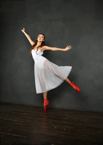 Bailarina Dançando Vestido Branco Pointes Vermelho Fundo Cinza — Fotografia de Stock