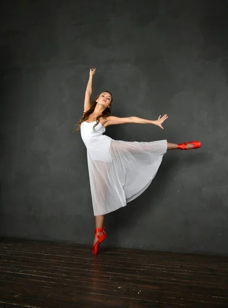 Ballerina Danzante Abito Bianco Punte Rosse Sfondo Grigio — Foto Stock
