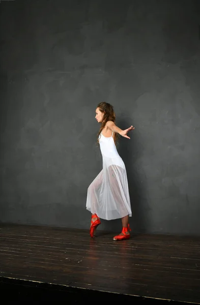 Dansen Ballerina Een Witte Jurk Rode Punten Een Grijze Achtergrond — Stockfoto