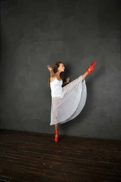 Bailarina Dançando Vestido Branco Pointes Vermelho Fundo Cinza — Fotografia de Stock