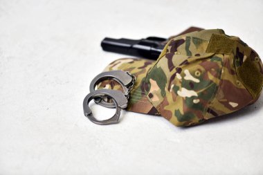 Kamuflaj üniformalı, beyaz arka planda silahlı bir kız.