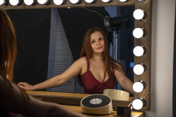 Meisje Met Rood Haar Poseren Verschillende Poses — Stockfoto