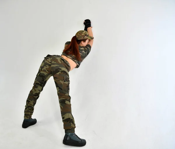 Sodat Chica Uniforme Camuflaje Con Una Pistola Posando Sobre Fondo — Foto de Stock