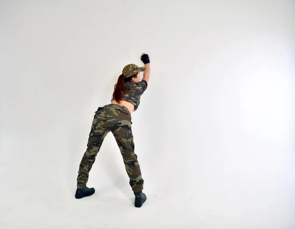 Sodat Meisje Camouflage Uniform Met Een Pistool Poseren Een Witte — Stockfoto