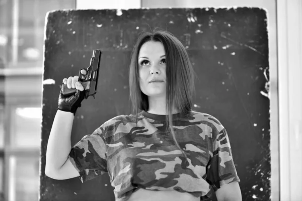 Kamuflaj Üniformalı Beyaz Arka Planda Silahlı Bir Kız — Stok fotoğraf