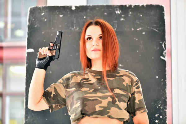 Sodat Dívka Maskovací Uniformě Pistolí Pózující Bílém Pozadí — Stock fotografie