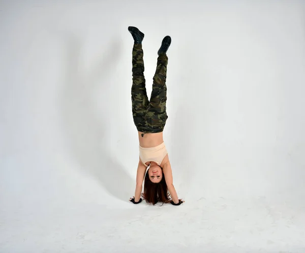 Sodat Girl Camouflage Uniform Gun Posing White Background — Stock Photo, Image