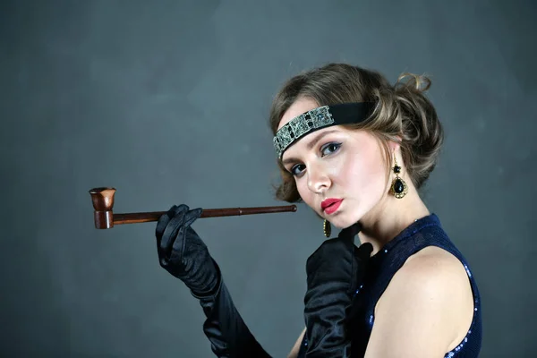 Schöne Frau Blauen Abendkleid Mit Schwarzen Handschuhen Und Pfeife — Stockfoto