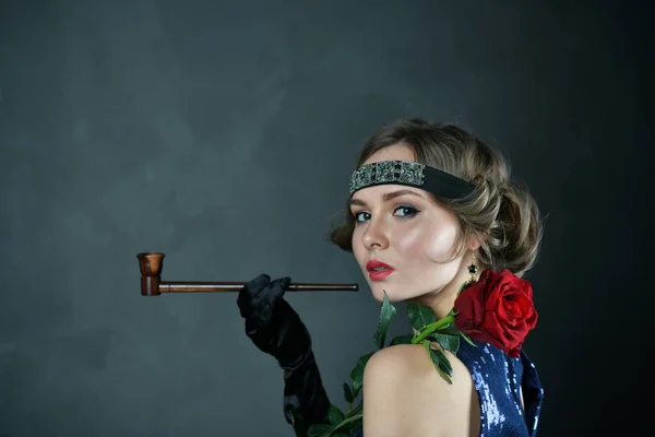 Schöne Frau Blauen Abendkleid Mit Schwarzen Handschuhen Und Pfeife — Stockfoto