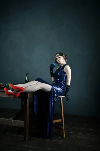 Gyönyörű Kék Estélyi Ruhában Fekete Kesztyűben Asztalon — Stock Fotó