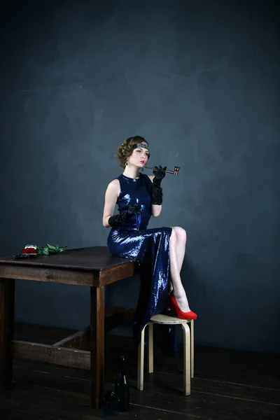 Vacker Kvinna Blå Aftonklänning Svarta Handskar Sitter Ett Bord — Stockfoto