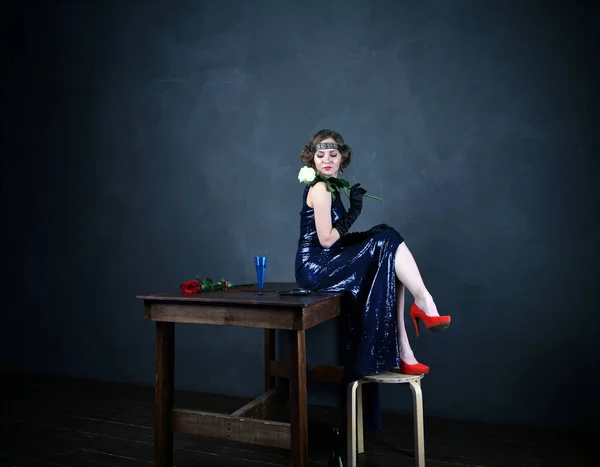Gyönyörű Kék Estélyi Ruhában Fekete Kesztyűben Asztalon — Stock Fotó