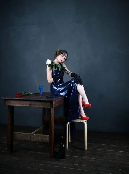 Vacker Kvinna Blå Aftonklänning Svarta Handskar Sitter Ett Bord — Stockfoto