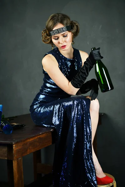 Vacker Kvinna Blå Aftonklänning Svarta Handskar Med Cigarett Och Flaska — Stockfoto
